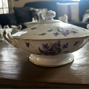 Rossetti Spring Violets 9in round covered dish